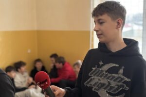 Jak wygląda praca dziennikarza radiowego? - Radio Kielce 17.02.2026. Lipie. Warsztaty w ramach zajęć z doradztwa zawodowego / Fot. Karolina Piasecka - Radio Kielce