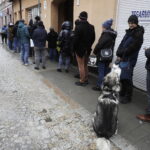 Cukiernie oblężone, bo każdy chce zjeść pączka - Radio Kielce 12.02.2026. Kielce. Kolejki do pączkarni w Tłusty Czwartek / Fot. Jarosław Kubalski - Radio Kielce