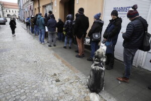 12.02.2026. Kielce. Kolejki do pączkarni w Tłusty Czwartek / Fot. Jarosław Kubalski - Radio Kielce
