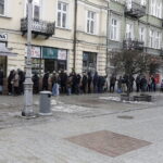 Cukiernie oblężone, bo każdy chce zjeść pączka - Radio Kielce 12.02.2026. Kielce. Kolejki do pączkarni w Tłusty Czwartek / Fot. Jarosław Kubalski - Radio Kielce