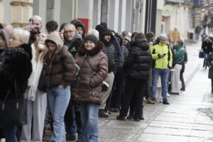 12.02.2026. Kielce. Kolejki do pączkarni w Tłusty Czwartek / Fot. Jarosław Kubalski - Radio Kielce