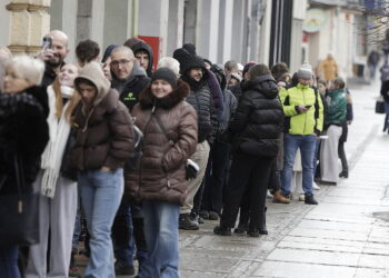 12.02.2026. Kielce. Kolejki do pączkarni w Tłusty Czwartek / Fot. Jarosław Kubalski - Radio Kielce