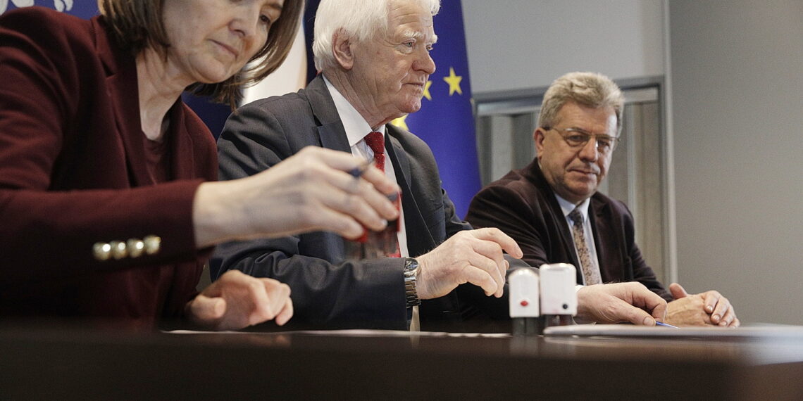 12.02.2026. Kielce. Podpisanie umów na utworzenie linii autobusowych / Fot. Jarosław Kubalski - Radio Kielce