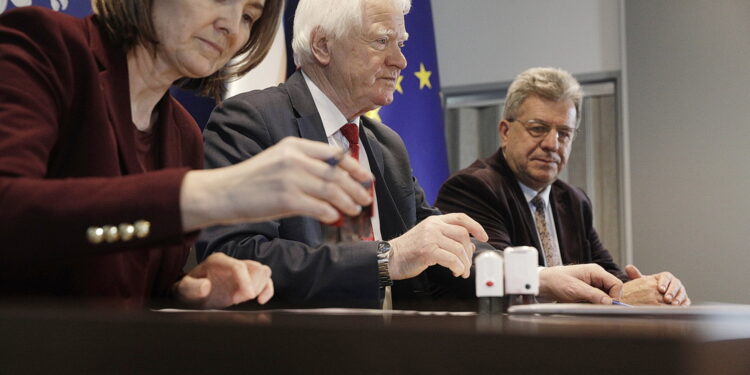 12.02.2026. Kielce. Podpisanie umów na utworzenie linii autobusowych / Fot. Jarosław Kubalski - Radio Kielce