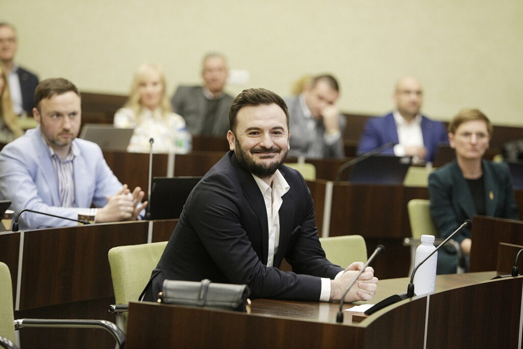 Po czterech remisach wybrano przewodniczącego - Radio Kielce