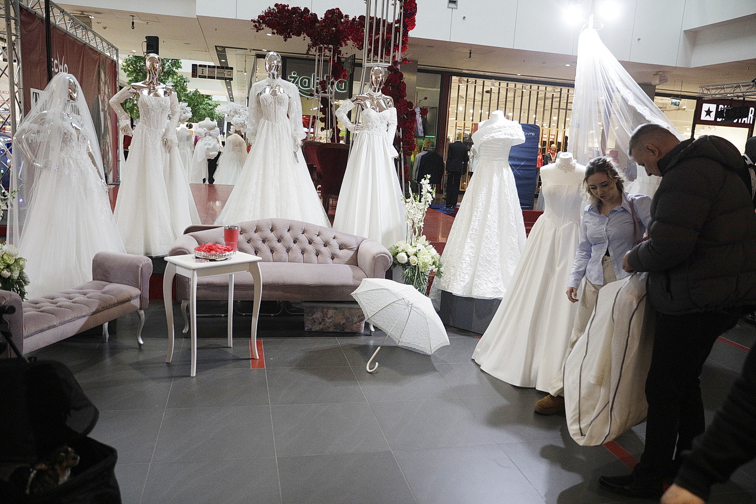 Panny młode rzadziej w welonach, częściej z hollywoodzkimi falami