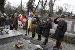 Zadbajmy o groby poległych - apelują organizatorzy obchodów dnia żołnierzy AK - Radio Kielce