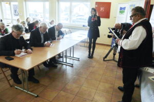 Miłośnicy gwary świętokrzyskiej pisali dyktando w Wilkowie - Radio Kielce