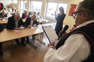 Miłośnicy gwary świętokrzyskiej pisali dyktando w Wilkowie - Radio Kielce