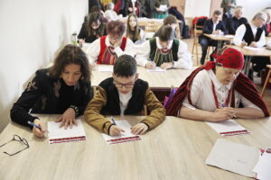 Miłośnicy gwary świętokrzyskiej pisali dyktando w Wilkowie