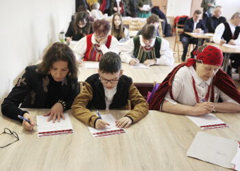 Miłośnicy gwary świętokrzyskiej pisali dyktando w Wilkowie - Radio Kielce Miłośnicy gwary świętokrzyskiej pisali dyktando w Wilkowie