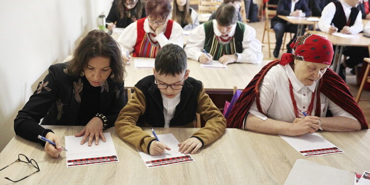 Miłośnicy gwary świętokrzyskiej pisali dyktando w Wilkowie