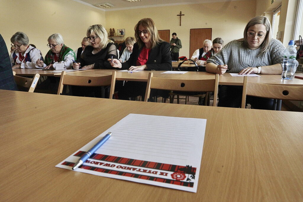 Miłośnicy gwary świętokrzyskiej pisali dyktando w Wilkowie - Radio Kielce