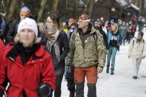 Weszli na Łysicę w 46. rocznicę zimowego zdobycia szczytu Ziemi - Radio Kielce