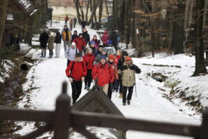 Weszli na Łysicę w 46. rocznicę zimowego zdobycia szczytu Ziemi - Radio Kielce