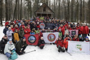 Weszli na Łysicę w 46. rocznicę zimowego zdobycia szczytu Ziemi - Radio Kielce