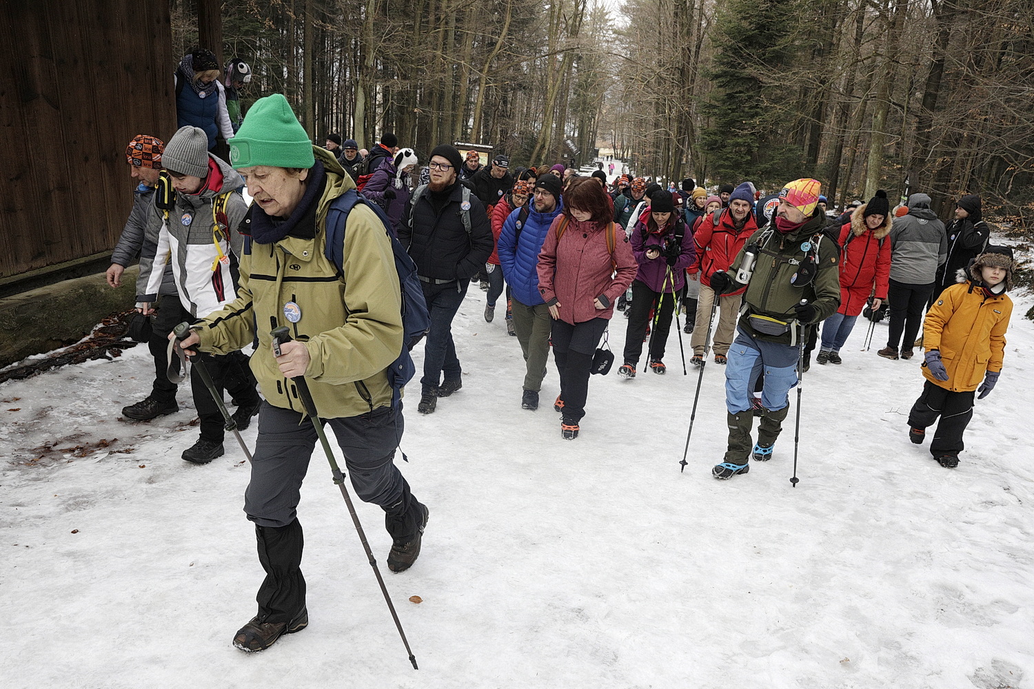 Weszli na Łysicę w 46. rocznicę zimowego zdobycia szczytu Ziemi