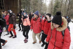 Weszli na Łysicę w 46. rocznicę zimowego zdobycia szczytu Ziemi - Radio Kielce