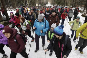 Weszli na Łysicę w 46. rocznicę zimowego zdobycia szczytu Ziemi - Radio Kielce