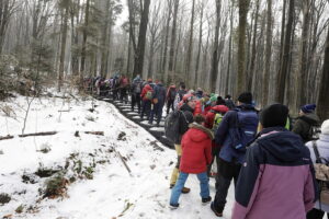Weszli na Łysicę w 46. rocznicę zimowego zdobycia szczytu Ziemi - Radio Kielce