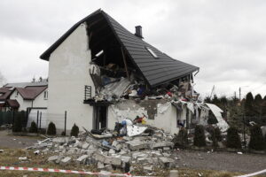 23.02.2026. Brzezinki w gminie Masłów. Dom jednorodzinny po wybuchu butli z gazem / Fot. Jarosław Kubalski - Radio Kielce