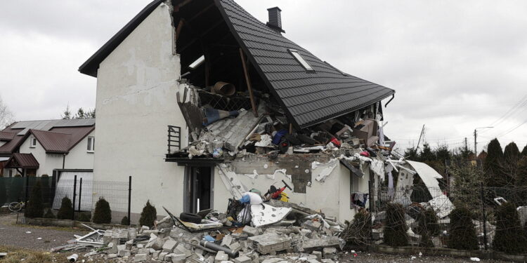 23.02.2026. Brzezinki w gminie Masłów. Dom jednorodzinny po wybuchu butli z gazem / Fot. Jarosław Kubalski - Radio Kielce