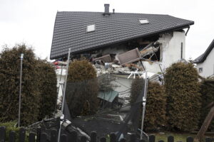 23.02.2026. Brzezinki w gminie Masłów. Dom jednorodzinny po wybuchu butli z gazem / Fot. Jarosław Kubalski - Radio Kielce