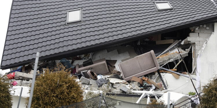 23.02.2026. Brzezinki w gminie Masłów. Dom jednorodzinny po wybuchu butli z gazem / Fot. Jarosław Kubalski - Radio Kielce