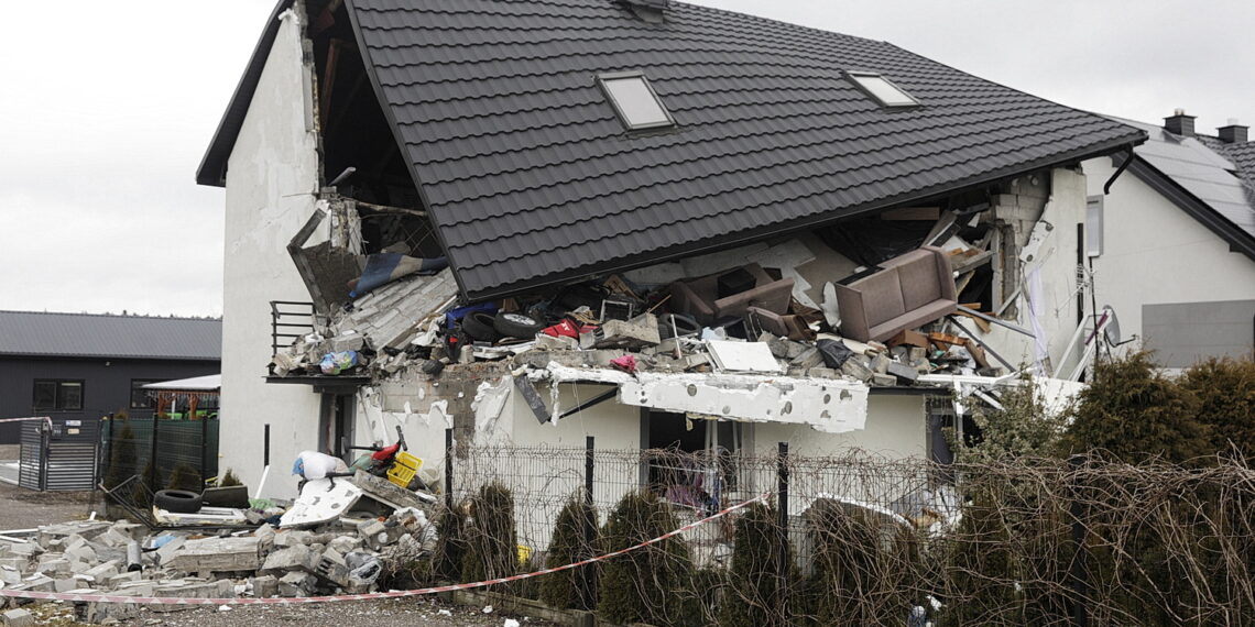 23.02.2026. Brzezinki w gminie Masłów. Dom jednorodzinny po wybuchu butli z gazem / Fot. Jarosław Kubalski - Radio Kielce