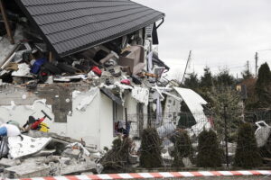 23.02.2026. Brzezinki w gminie Masłów. Dom jednorodzinny po wybuchu butli z gazem / Fot. Jarosław Kubalski - Radio Kielce