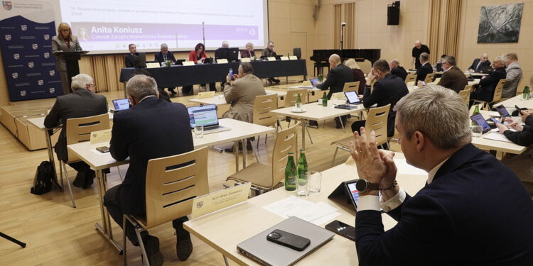 Radni sejmiku chcą nowej ekspresówki w stronę Śląska - Radio Kielce 23.02.2026 Kielce. Sesja sejmiku województwa / Fot. Jarosław Kubalski - Radio Kielce