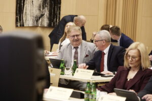 Radni chcą apelować do rządu w sprawie ekspresówki i połączeń kolejowych - Radio Kielce Radni chcą apelować do rządu w sprawie ekspresówki i połączeń kolejowych - Radio Kielce