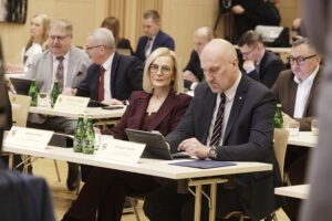 Radni chcą apelować do rządu w sprawie ekspresówki i połączeń kolejowych - Radio Kielce Radni chcą apelować do rządu w sprawie ekspresówki i połączeń kolejowych - Radio Kielce