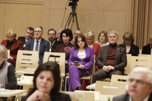 Radni chcą apelować do rządu w sprawie ekspresówki i połączeń kolejowych - Radio Kielce Radni chcą apelować do rządu w sprawie ekspresówki i połączeń kolejowych - Radio Kielce