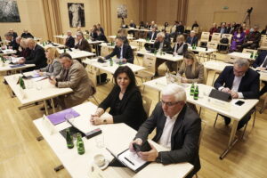 Radni chcą apelować do rządu w sprawie ekspresówki i połączeń kolejowych - Radio Kielce Radni chcą apelować do rządu w sprawie ekspresówki i połączeń kolejowych - Radio Kielce