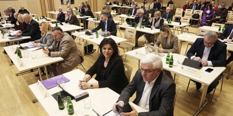 Radni chcą apelować do rządu w sprawie ekspresówki i połączeń kolejowych - Radio Kielce 23.02.2026 Kielce. Sesja sejmiku województwa / Fot. Jarosław Kubalski - Radio Kielce