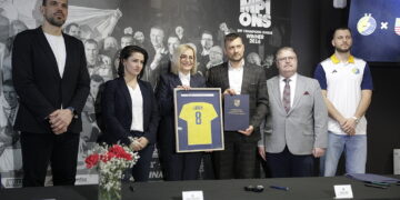 24.02.2026. Kielce. Podpisanie umowy dotyczącej promocji poprzez marketing sportowy z wykorzystaniem wizerunku Industrii Kielce / Fot. Jarosław Kubalski - Radio Kielce