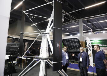 Parking produkujący prąd i wypożyczalnia powerbanków na targach ENEX