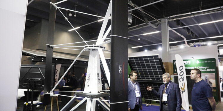 Parking produkujący prąd i wypożyczalnia powerbanków na targach ENEX