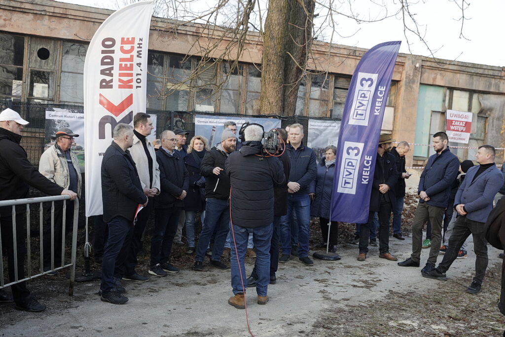 INTERWENCJA. Budowa Centrum Historii Lotnictwa podzieliła mieszkańców Masłowa - Radio Kielce