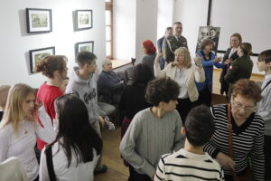 16.02.2026. Kielce. OMPiO. Wystawa przedwojennych pocztówek ze zbiorów Danuty Żbikowskiej / Fot. Jarosław Kubalski - Radio Kielce