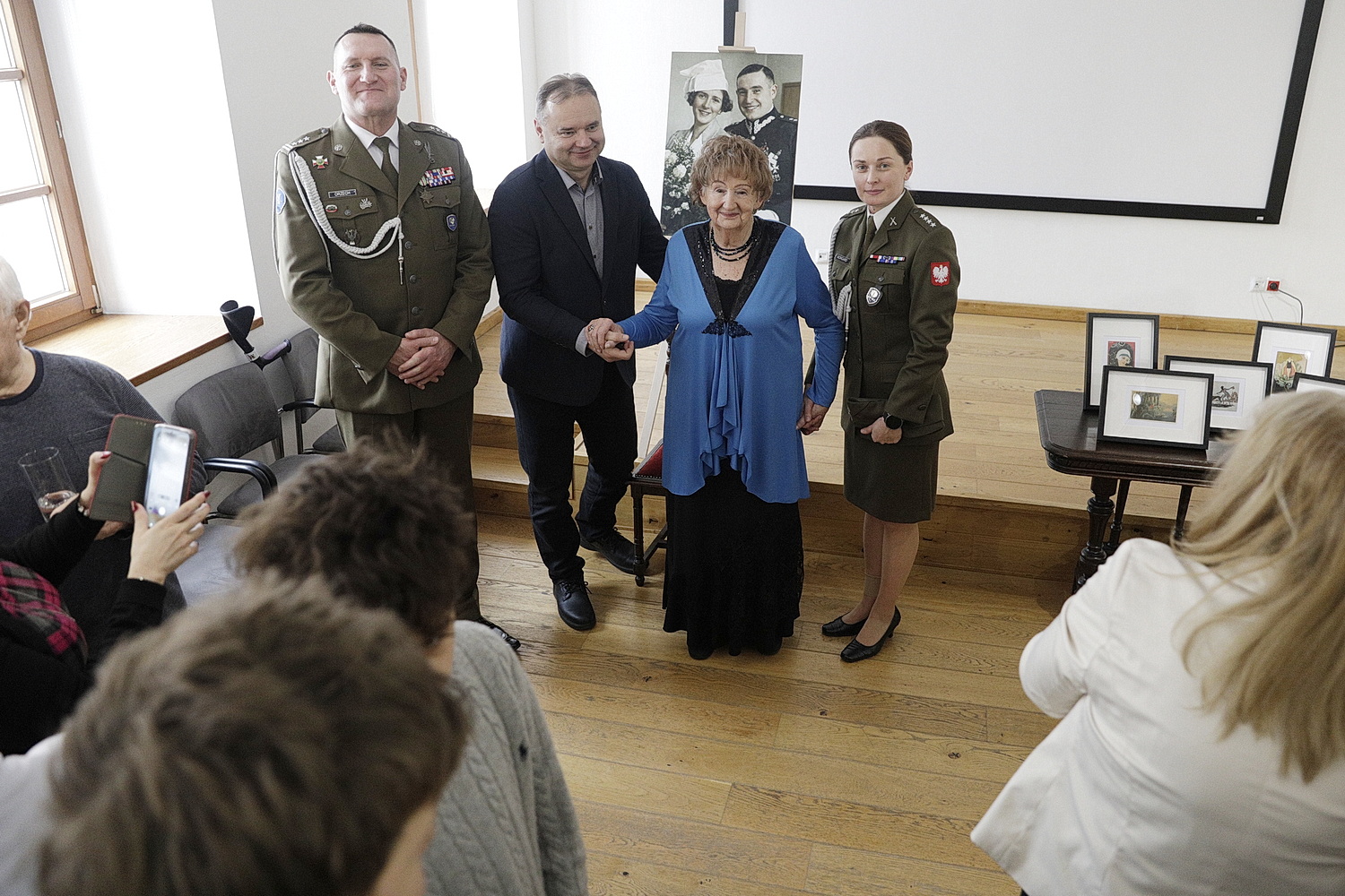 16.02.2026. Kielce. OMPiO. Wystawa przedwojennych pocztówek ze zbiorów Danuty Żbikowskiej / Fot. Jarosław Kubalski - Radio Kielce