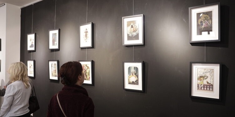 16.02.2026. Kielce. OMPiO. Wystawa przedwojennych pocztówek ze zbiorów Danuty Żbikowskiej / Fot. Jarosław Kubalski - Radio Kielce