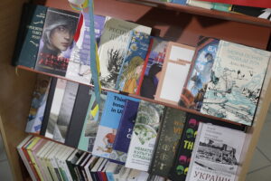 „Ukraińska półka z książkami” już dostępna w Kielcach - Radio Kielce