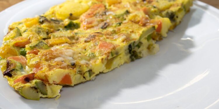 Omlet z mąki z ciecierzycy z warzywami i pieczywem - Radio Kielce Omlet / Źródło: Canva