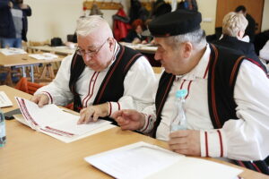 Reportaż w Radiu Kielce - „Jo sie wsi nie wstydzę”. Na zdjęciu: Dyktando gwarowe w Wilkowie / Fot. Wiktor Taszłow - Radio Kielce