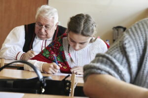 Reportaż w Radiu Kielce - „Jo sie wsi nie wstydzę”. Na zdjęciu: Dyktando gwarowe w Wilkowie / Fot. Jarosław Kubalski - Radio Kielce