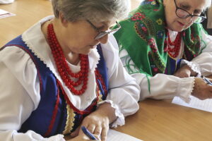 Reportaż w Radiu Kielce - „Jo sie wsi nie wstydzę”. Na zdjęciu: Dyktando gwarowe w Wilkowie / Fot. Jarosław Kubalski - Radio Kielce