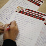 Reportaż w Radiu Kielce - „Jo sie wsi nie wstydzę”. Na zdjęciu: Dyktando gwarowe w Wilkowie / Fot. Wiktor Taszłow - Radio Kielce