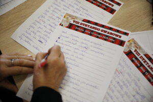 Reportaż w Radiu Kielce - „Jo sie wsi nie wstydzę”. Na zdjęciu: Dyktando gwarowe w Wilkowie / Fot. Wiktor Taszłow - Radio Kielce